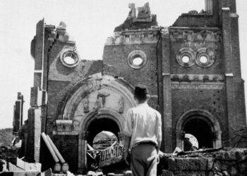 Nagasaki, 1945, un mese dopo la bomba: le rovine della Cattedrale cattolica di Urakami (LaPresse)