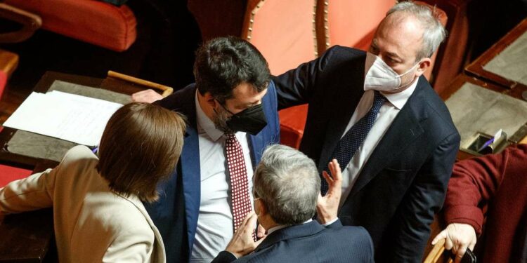 Matteo Salvini in Senato tra A. Bernini, M. Gasparri e A. Ostellari (LaPresse)