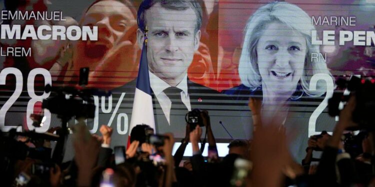 Elezioni in Francia: Macron e Le Pen si sfideranno al secondo turno (LaPresse)