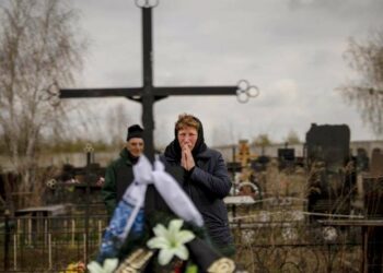 Nel cimitero di Bucha, Ucraina (LaPresse)