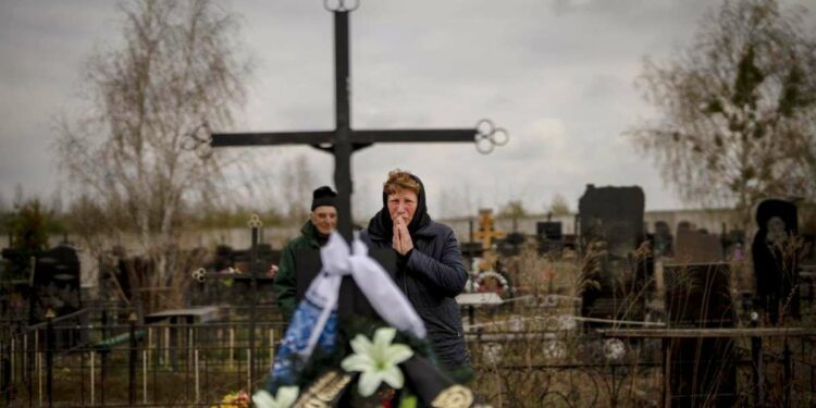 Nel cimitero di Bucha, Ucraina (LaPresse)