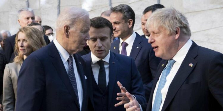 Joe Biden, Emmanuel Macron e Boris Johnson (LaPresse)