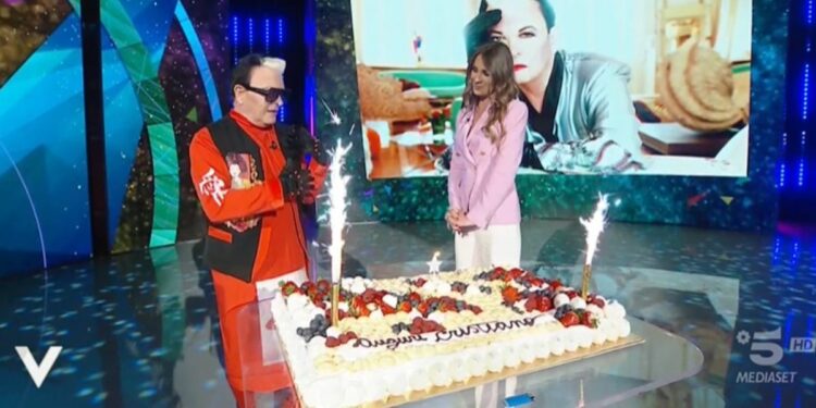 Cristiano Malgioglio e la torta di compleanno a "Verissimo" (2022)