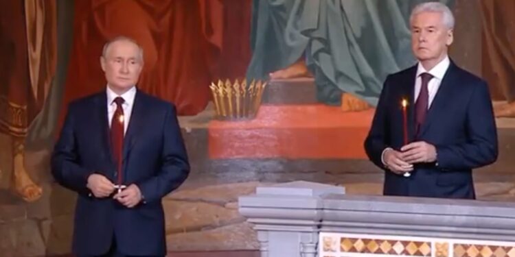 Vladimir Putin alla Messa della Pasqua ortodossa