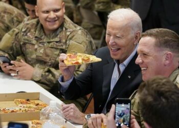 Il presidente Usa Joe Biden con alcuni militari americani in Polonia (LaPresse)