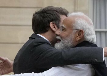 Emmanuel Macron con Narendra Modi, primo ministro dell'India (LaPresse)