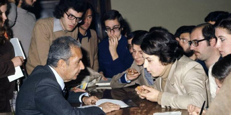 Aldo Moro (1916-1978) all'università con alcuni studenti (LaPresse)