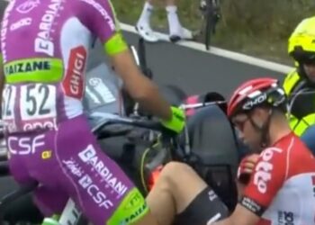 Incidente moto Giro d'Italia 2022 (screen da Twitter)