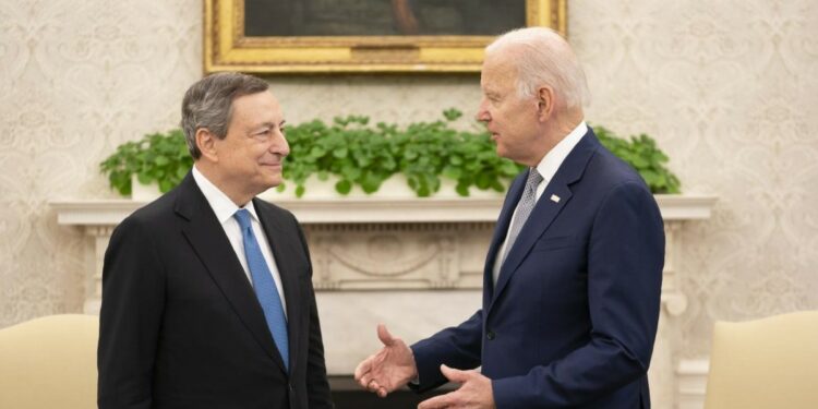 Mario Draghi con il presidente Usa Joe Biden (LaPresse)