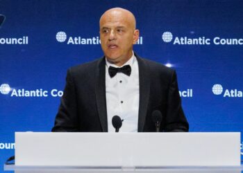 Claudio Descalzi premiato all'Atlantic Council