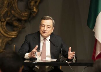 Mario Draghi in conferenza stampa all'Ambasciata italiana negli Usa (LaPresse)