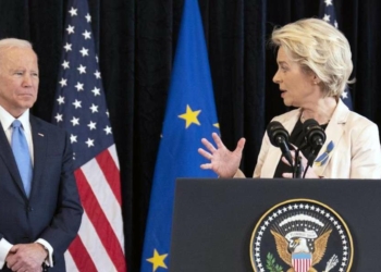 Ursula von der Leyen, presidente della Commissione Ue. A sin., Joe Biden (LaPresse)