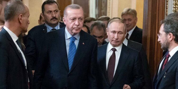 Recep Tayyip Erdogan con Vladimir Putin nel 2020 (LaPresse)