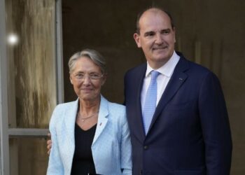 Francia. Jean Castex, premier uscente (a d.), lascia il posto a Élisabeth Borne (LaPresse)