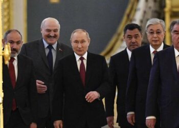 Per gli Stati del Csto, da sin.: N. Pashinyan, A. Lukashenko, V. Putin, S. Japarov, K.J. Tokayev, E. Rakhmon (LaPresse)