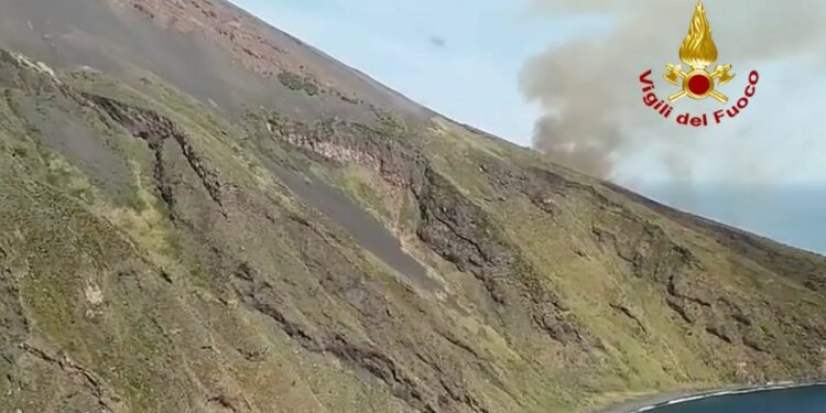 Incendio a Stromboli (Foto: Twitter, Vigili del Fuoco)