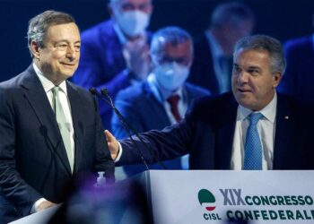 Mario Draghi, presidente del Consiglio, con Luigi Sbarra, segretario generale della Cisl (LaPresse)