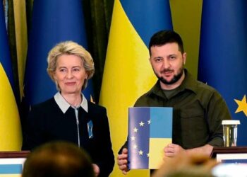 Ursula von der Leyen, presidente della Commissione Ue, con il presidente ucraino Volodymyr Zelensky (LaPresse)