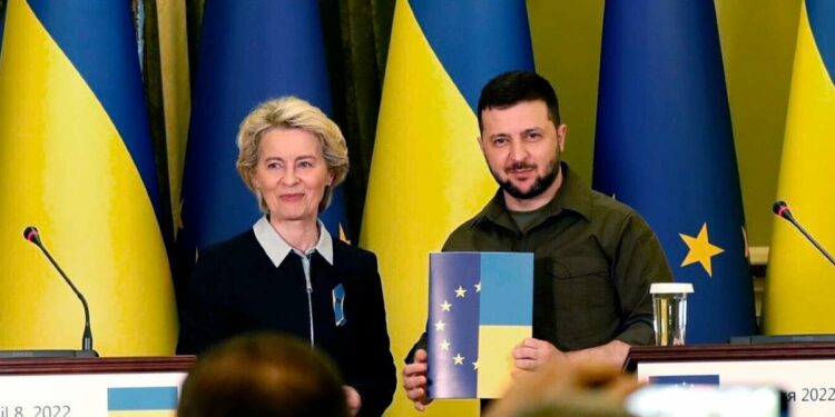 Ursula von der Leyen, presidente della Commissione Ue, con il presidente ucraino Volodymyr Zelensky (LaPresse)