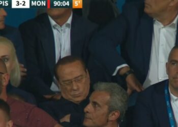 Berlusconi addormentato in tribuna