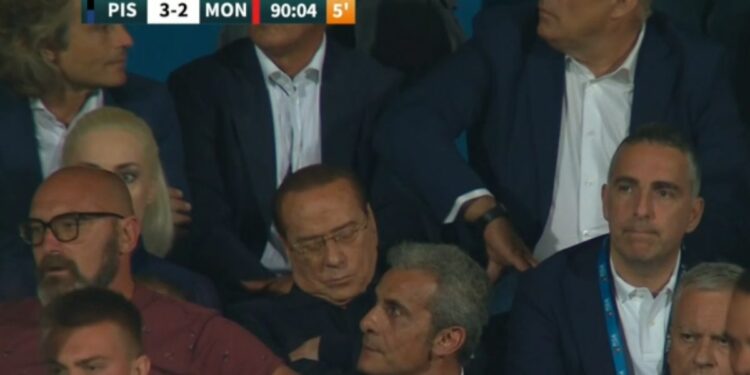 Berlusconi addormentato in tribuna