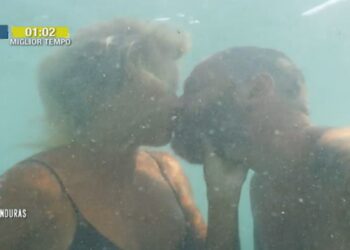 Mercedesz ed Edoardo, bacio in apnea all'Isola dei Famosi (Foto: Screenshot)