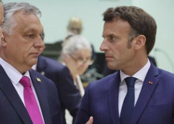 Viktor Orbán con Emmanuel Macron (LaPresse)