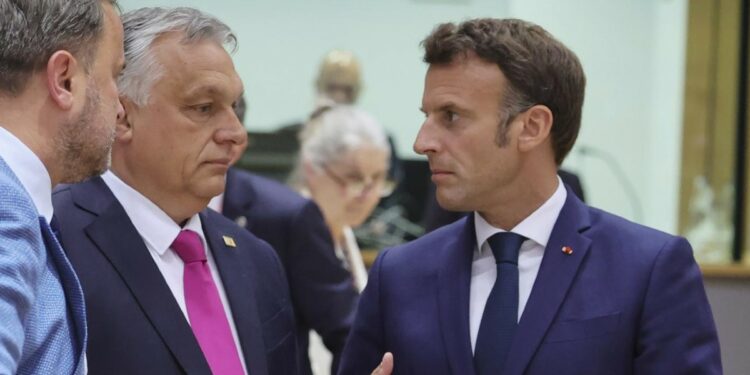 Viktor Orbán con Emmanuel Macron (LaPresse)