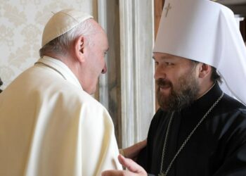 Papa Francesco con il metropolita Hilarion Alfeyev (LaPresse)