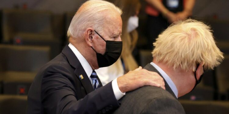 Il presidente americano Joe Biden con il premier britannico Boris Johnson (LaPresse)