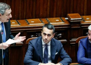 Luigi Di Maio sui banchi del governo, tra Mario Draghi e  Lorenzo Guerini (LaPresse)