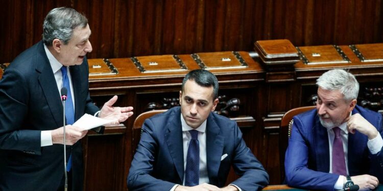 Luigi Di Maio sui banchi del governo, tra Mario Draghi e  Lorenzo Guerini (LaPresse)