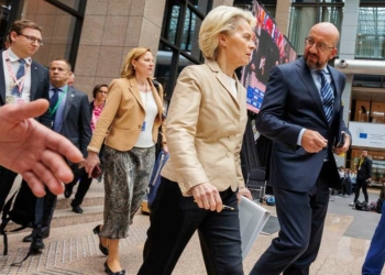 La presidente della Commissione Ue U. von der Leyen con il presidente del Consiglio Europeo C. Michel (LaPresse)