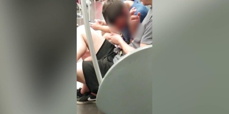 Milano, due ragazzi sniffano cocaina in metro