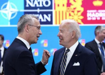 Jens Stoltenberg, segretario generale della Nato, con il presidente Usa, Joe Biden (LaPresse)