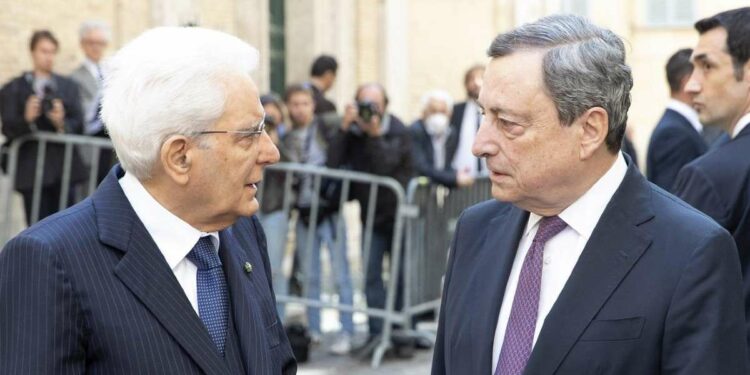 Sergio Mattarella con Mario Draghi (LaPresse)