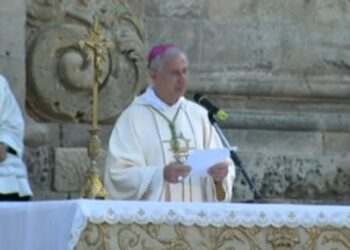 Il vescovo di Matera, monsignor Caiazzo (screen da YouTube)