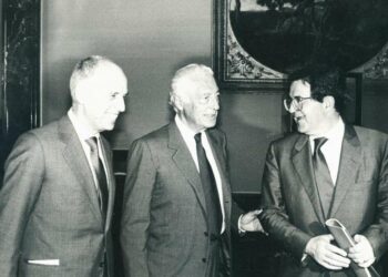 In Montedison negli anni ruggenti: da sin., Mario Schimberni, Gianni Agnelli e Romano prodi (LaPresse)