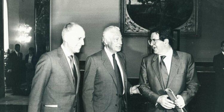 In Montedison negli anni ruggenti: da sin., Mario Schimberni, Gianni Agnelli e Romano prodi (LaPresse)