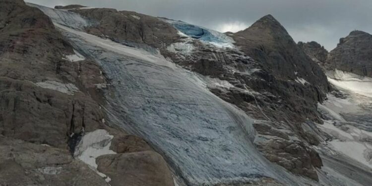 Valanga di ghiaccio sulla Marmolada (foto Suem Veneto, profilo Twitter)