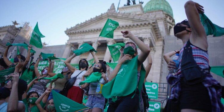 A Buenos Aires l’onda verde delle donne per aborto (Foto: LaPresse)