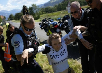 La polizia sfolla i manifestanti durante la 10^ tappa del Tour de France 2022 (Foto LaPresse)