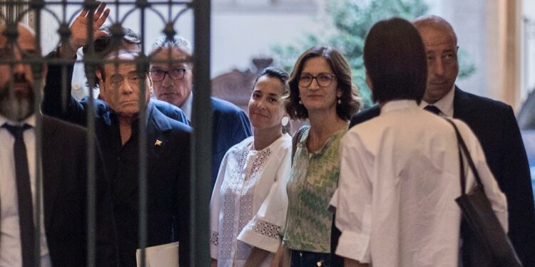 Maria Stella Gelmini con Licia Ronzulli e Silvio Berlusconi (Foto: 2019, LaPresse)