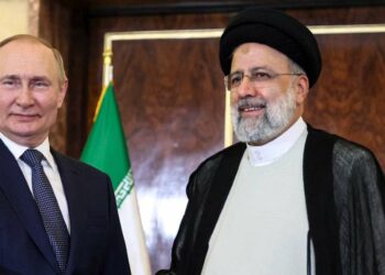 Vladimir Putin con il presidente dell'Iran Ebrahim Raisi (LaPresse)