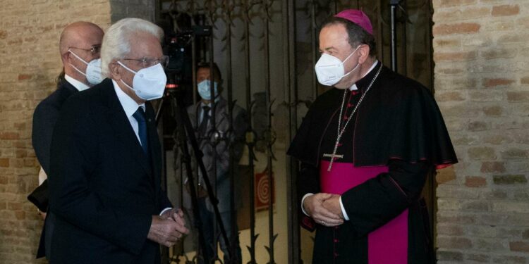 Mons. Ghizzoni con Mattarella