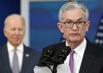 Il presidente della Fed, Jerome Powell. Alle sue spalle Joe Biden (LaPresse)