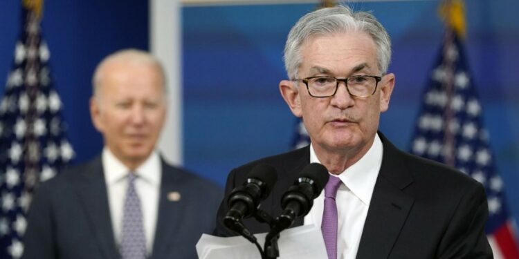 Il presidente della Fed, Jerome Powell. Alle sue spalle Joe Biden (LaPresse)