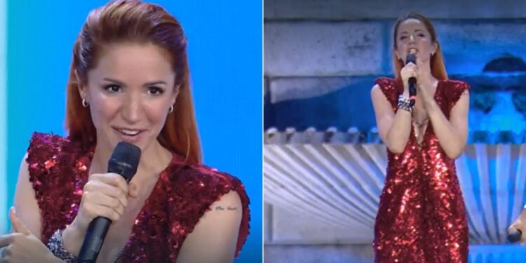 Andrea Delogu, il look al Tim Summer Hits (Foto: Screenshot)