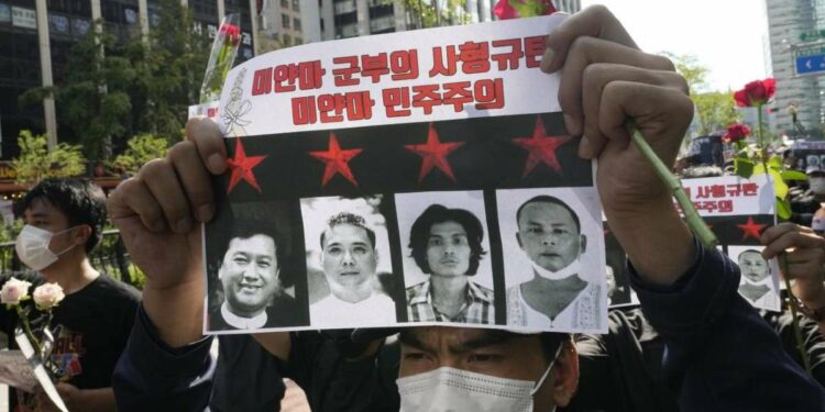 Proteste a Seul (Sud Corea) contro la giunta birmana, a favore degli attivisti (LaPresse)