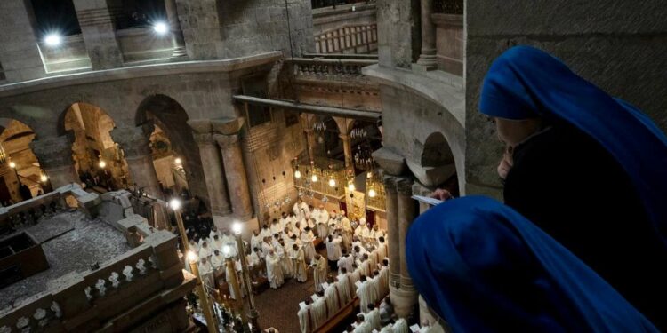 Nella Basilica del Santo Sepolcro (LaPresse)